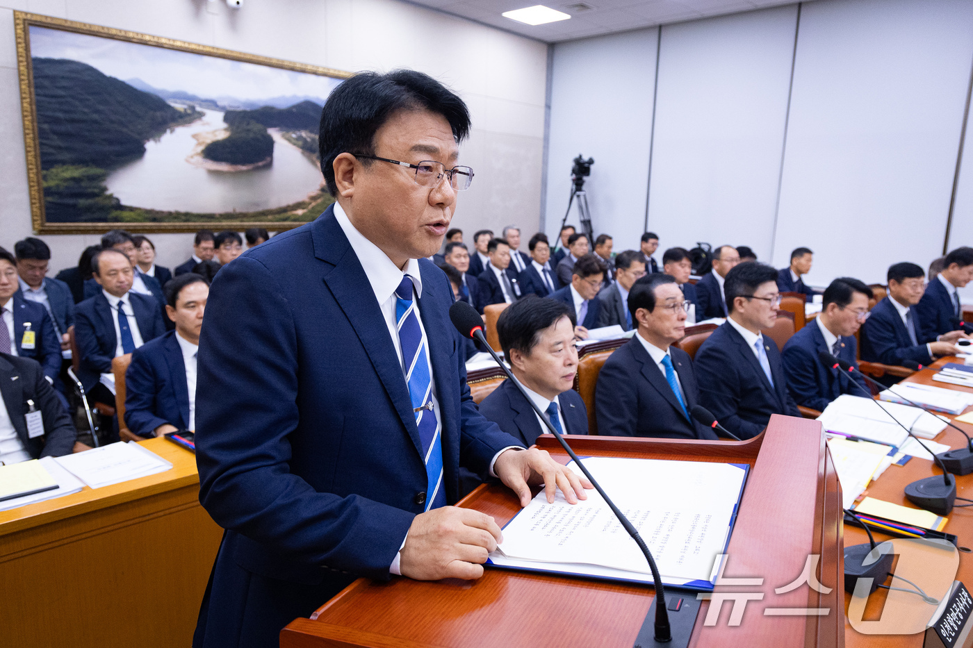 (서울=뉴스1) 유승관 기자 = 장인식 해양경찰청장 직무대행이 31일 서울 여의도 국회에서 열린 제438회 국회(임시회) 농림축산식품해양수산위원회 제2차 전체회의에 출석해 2025 …