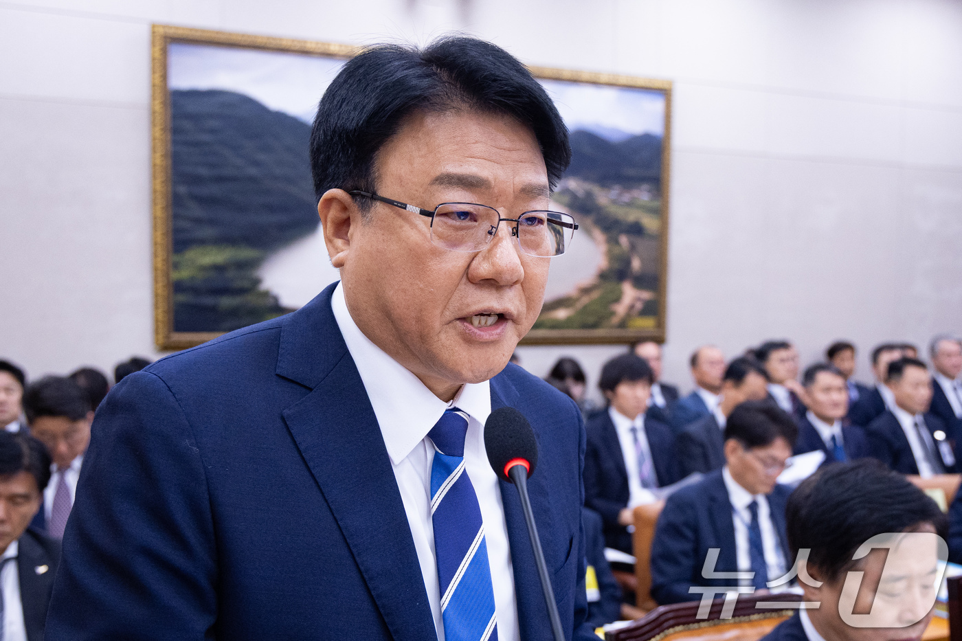 (서울=뉴스1) 유승관 기자 = 장인식 해양경찰청장 직무대행이 31일 서울 여의도 국회에서 열린 제438회 국회(임시회) 농림축산식품해양수산위원회 제2차 전체회의에 출석해 2025 …