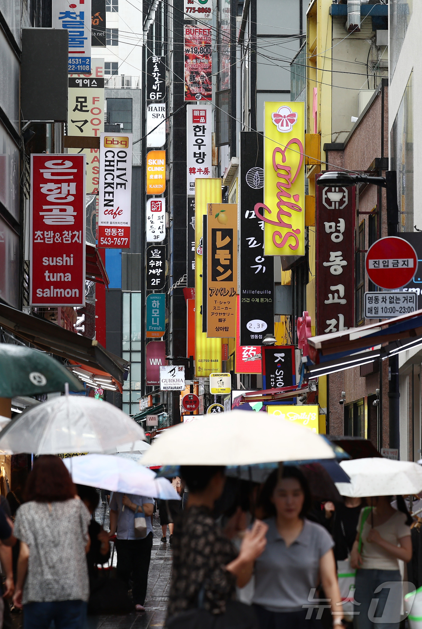 (서울=뉴스1) 김민지 기자 = 7월 산업 생산이 전월과 같은 수준에 머무른 가운데 소비는 감소세로 돌아선 31일 서울 중구 명동거리에 상점이 즐비해 있다.국가데이터처가 이날 발표 …