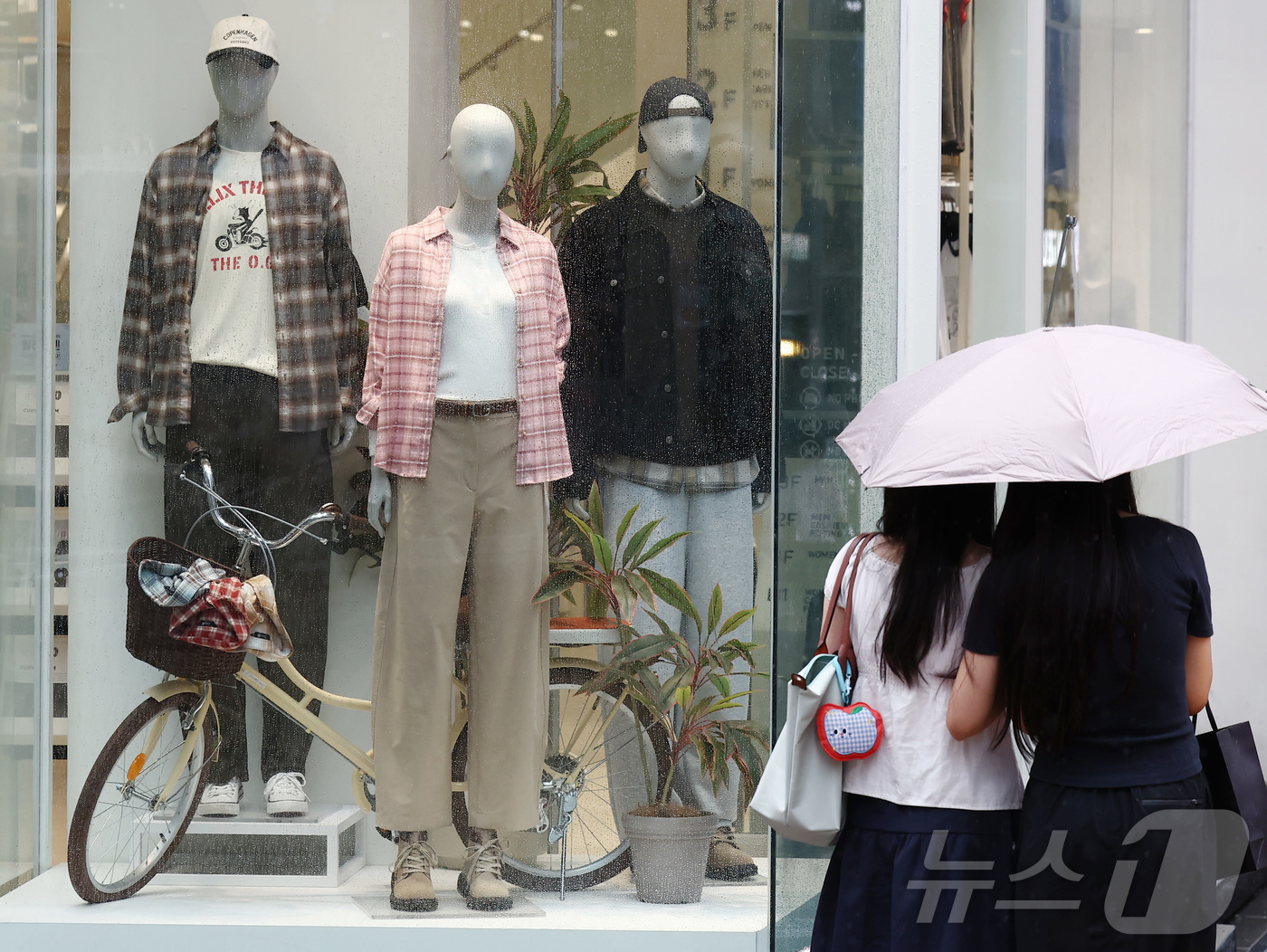 (서울=뉴스1) 김민지 기자 = 7월 산업 생산이 전월과 같은 수준에 머무른 가운데 소비는 감소세로 돌아선 31일 서울 중구 명동거리 상점에 판매 중인 옷이 진열돼 있다.국가데이터 …