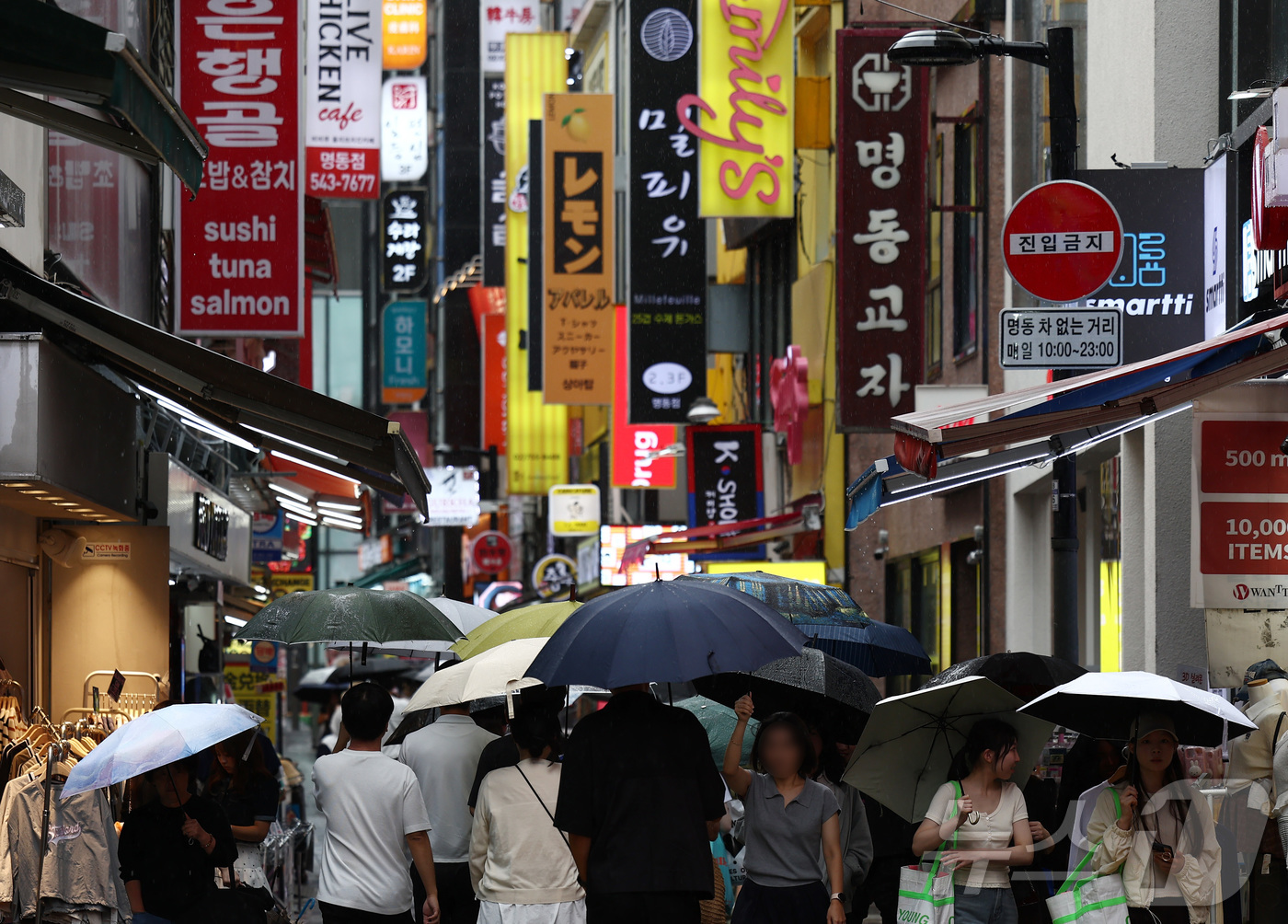 (서울=뉴스1) 김민지 기자 = 7월 산업 생산이 전월과 같은 수준에 머무른 가운데 소비는 감소세로 돌아선 31일 서울 중구 명동거리에서 시민과 관광객들이 오가고 있다.국가데이터처 …