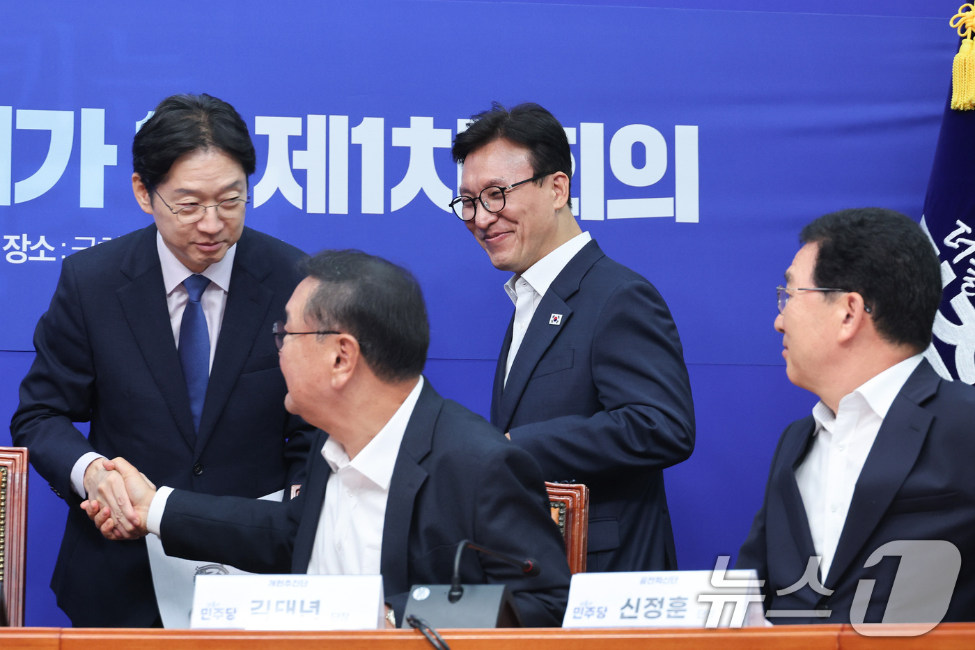 (서울=뉴스1) 신웅수 기자 = 김민석 더불어민주당 대표가 31일 서울 여의도 국회에서 열린 공천혁신추진단·정당개혁추진단·개헌추진단 제1차 회의에 참석하고 있다. 2026.8.31 …