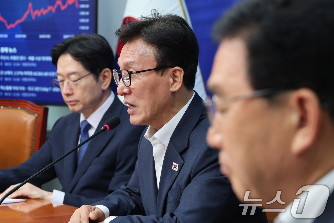 (서울=뉴스1) 신웅수 기자 = 김민석 더불어민주당 대표가 31일 서울 여의도 국회에서 열린 공천혁신추진단·정당개혁추진단·개헌추진단 제1차 회의에서 발언하고 있다. 2026.8.3 …
