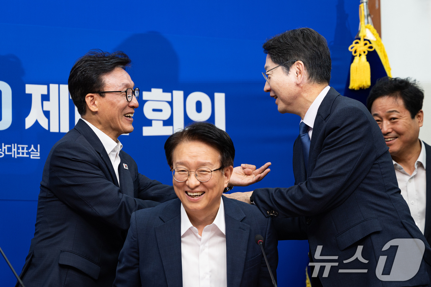 (서울=뉴스1) 유승관 기자 = 김민석 더불어민주당 대표가 31일 서울 여의도 국회에서 열린 메가성장 특별위원회 제1차 회의에서 김경수 상임부위원장과 인사하고 있다. 2026.8. …