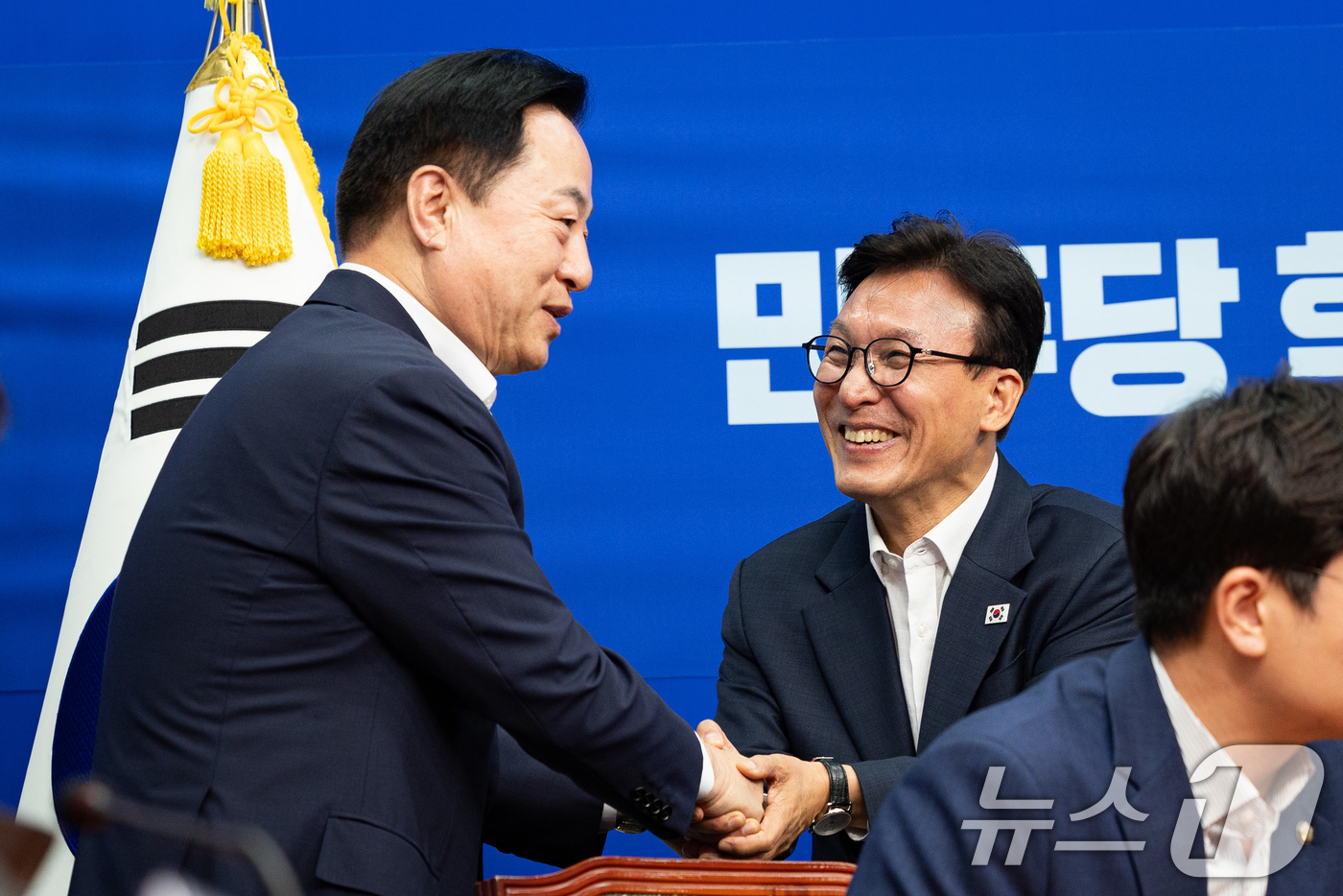 (서울=뉴스1) 유승관 기자 = 김민석 더불어민주당 대표가 31일 서울 여의도 국회에서 열린 메가성장 특별위원회 제1차 회의에서 김두관 부위원장과 인사하고 있다. 2026.8.31 …