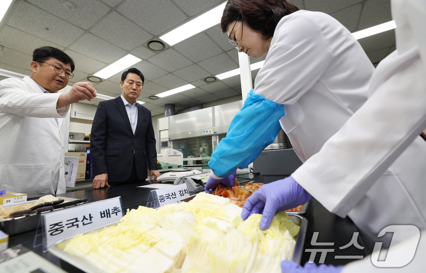 (서울=뉴스1) 김도우 기자 = 오세훈 서울시장이 31일 서울 서초구 보건환경연구원에서 중국산 김치 관련 안전성 검사 현장을 점검하고 있다. (공동취재) 2026.8.31/뉴스1
