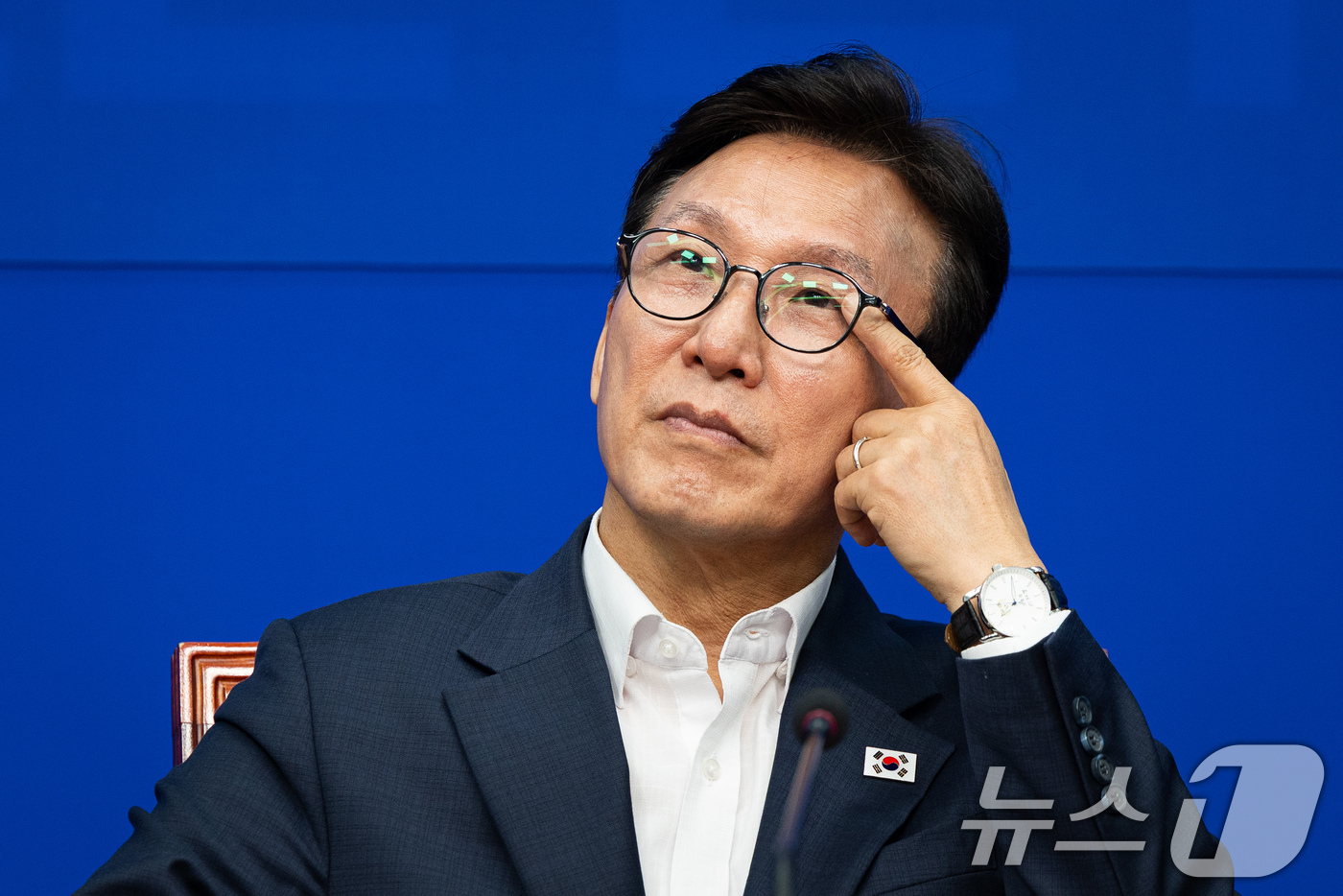 (서울=뉴스1) 유승관 기자 = 김민석 더불어민주당 대표가 31일 서울 여의도 국회에서 열린 메가성장 특별위원회 제1차 회의에서 부위원장들의 발언 경청하고 있다. 2026.8.31 …