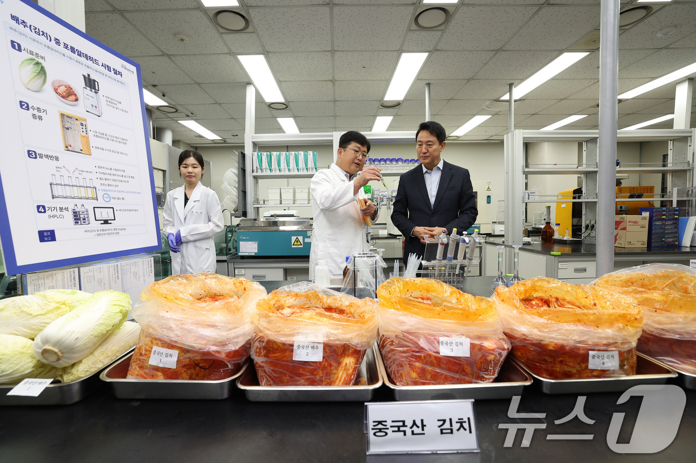 (서울=뉴스1) 김도우 기자 = 오세훈 서울시장이 31일 서울 서초구 보건환경연구원에서 중국산 김치 관련 안전성 검사 현장을 점검하고 있다. (공동취재) 2026.8.31/뉴스1