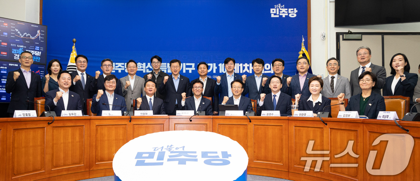 (서울=뉴스1) 유승관 기자 = 김민석 더불어민주당 대표를 비롯한 메가성장 특위 위원들이 31일 서울 여의도 국회에서 열린 메가성장 특별위원회 제1차 회의에서 기념 촬영을 하고 있 …