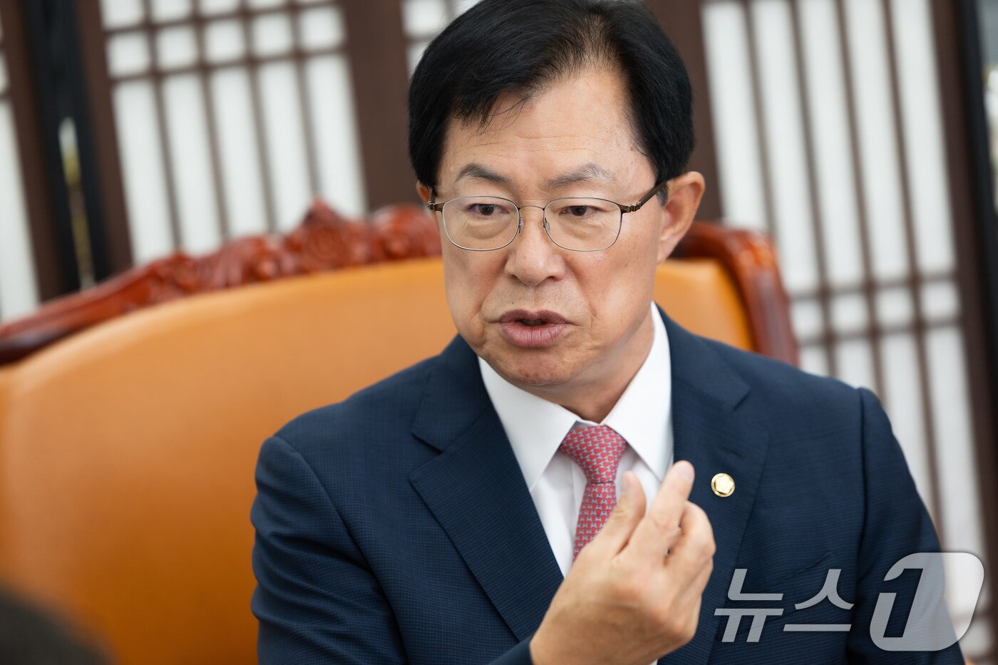 본문 이미지 - 이만희 국회 보건복지위원장이 지난달 31일 서울 여의도 국회에서 뉴스1과 인터뷰에서 "제약·바이오산업은 연구개발부터 임상과 허가 및 건강보험 등재를 거쳐 실제 환자에게 사용되기까지 오랜 시간과 막대한 비용이 필요하다. 기업이 정부 정책과 규제의 방향을 예측하고 안정적으로 연구개발에 투자할 수 있는 환경을 만들어야 한다"고 말했다.  ⓒ 뉴스1 유승관 기자