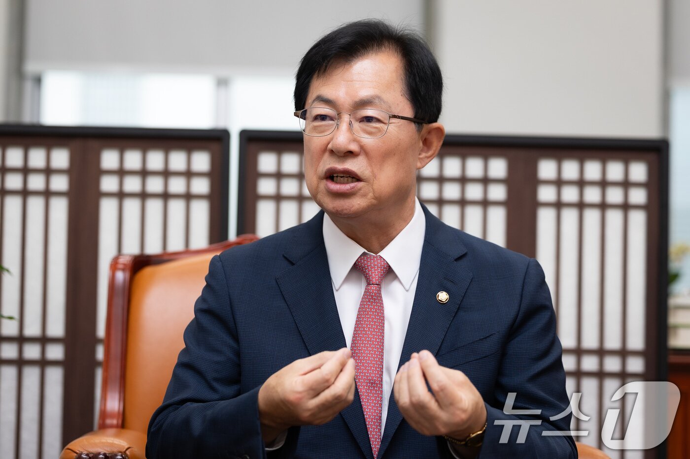본문 이미지 - 이만희 국회 보건복지위원장은 지난달 31일 뉴스1과 인터뷰에서 통합돌봄 사업과 관련 "병원에서 퇴원한 환자가 지역사회로 돌아간 뒤에도 방문진료와 장기요양 서비스가 단절되지 않도록 퇴원환자 연계와 개인별 통합지원 체계를 촘촘하게 구축해야 한다"고 강조했다. ⓒ 뉴스1 유승관 기자