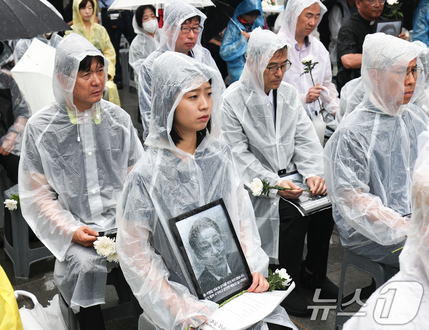 (서울=뉴스1) 이종수 기자 = 31일 서울 종로구 광화문광장 이순신 장군 동상 앞에서 가습기살균제 참사가 알려진 지 15년째 되는 날을 맞아 고(故) 서영철 대표와 피해자들을 추 …