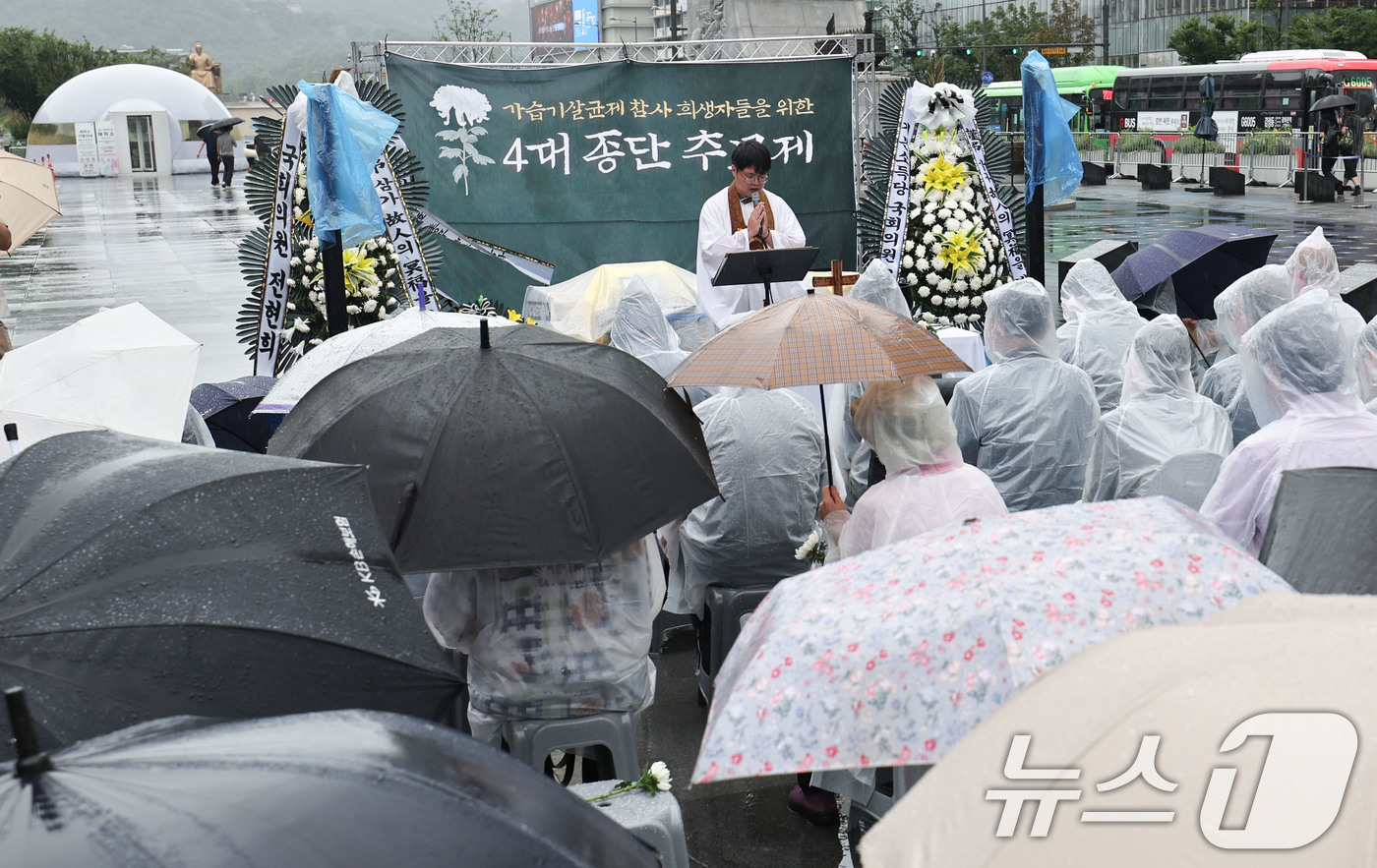 (서울=뉴스1) 이종수 기자 = 31일 서울 종로구 광화문광장 이순신 장군 동상 앞에서 가습기살균제 참사가 알려진 지 15년째 되는 날을 맞아 고(故) 서영철 대표와 피해자들을 추 …