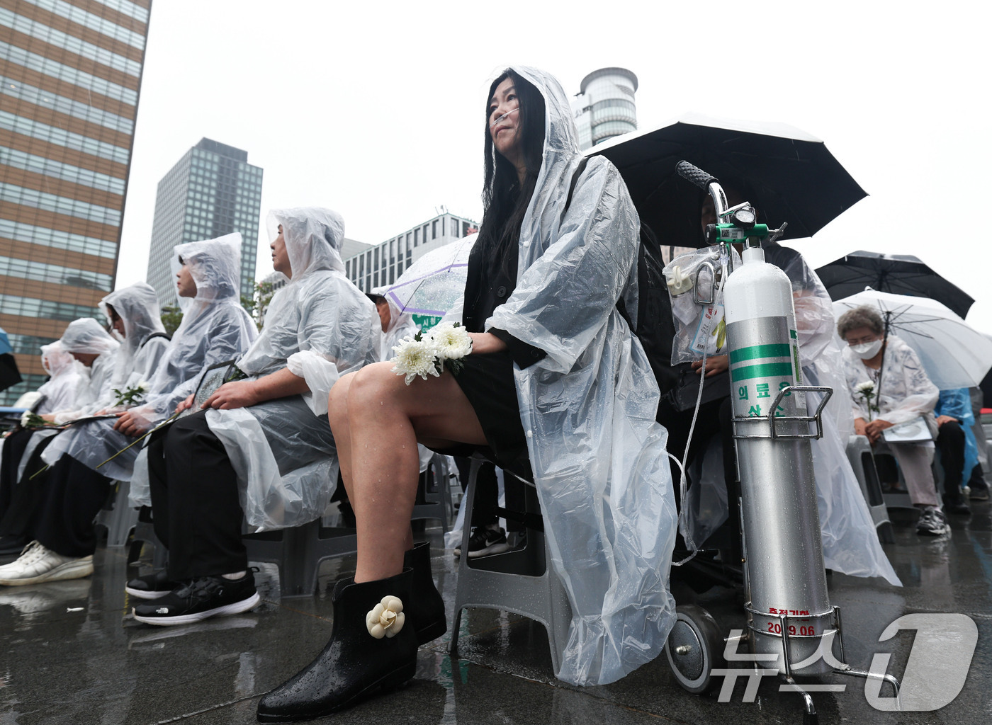 (서울=뉴스1) 이종수 기자 = 가습기 살균제 참사 피해자 민수연 씨가 31일 서울 종로구 광화문광장 이순신 장군 동상 앞에서 열린 가습기살균제 참사 15년 4대 종단 추모문화제에 …