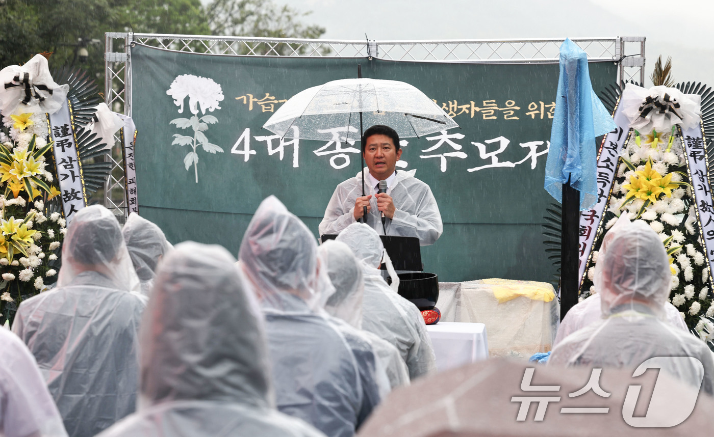 (서울=뉴스1) 이종수 기자 = 31일 서울 종로구 광화문광장 이순신 장군 동상 앞에서 열린 가습기살균제 참사 15년 4대 종단 추모문화제에서 한 참석자가 발언하고 있다. 2026 …