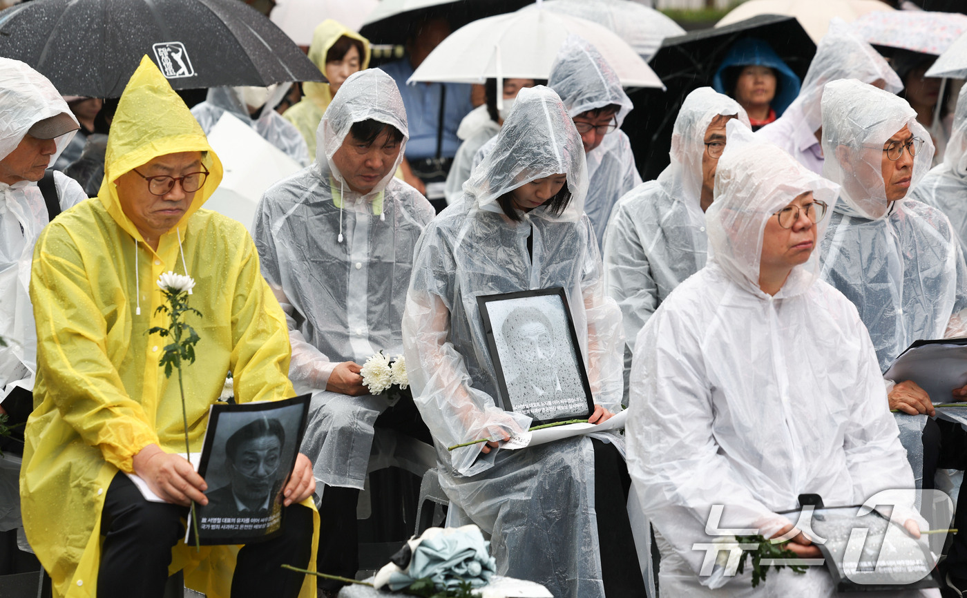 (서울=뉴스1) 이종수 기자 = 31일 서울 종로구 광화문광장 이순신 장군 동상 앞에서 가습기살균제 참사가 알려진 지 15년째 되는 날을 맞아 고(故) 서영철 대표와 피해자들을 추 …