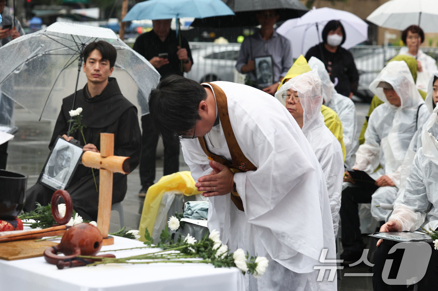 (서울=뉴스1) 이종수 기자 = 31일 서울 종로구 광화문광장 이순신 장군 동상 앞에서 가습기살균제 참사가 알려진 지 15년째 되는 날을 맞아 고(故) 서영철 대표와 피해자들을 추 …