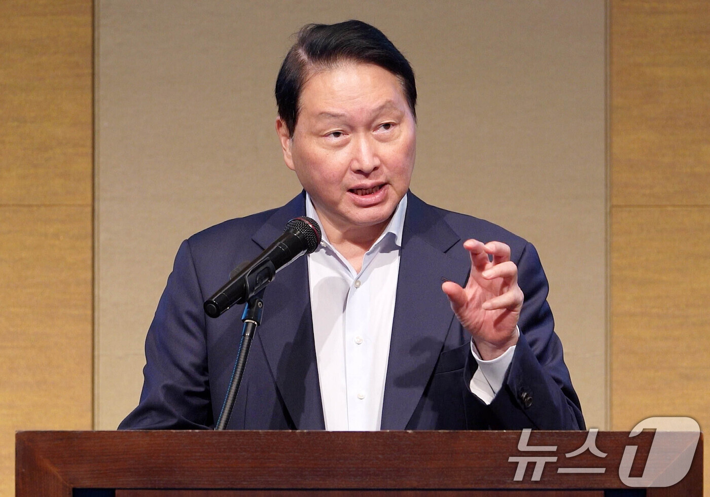 (서울=뉴스1) = 최태원 대한상공회의소 회장이 31일 일본 센다이 웨스틴호텔에서  ‘지역에서 열어가는 한일의 미래'를 주제로 열린 ‘제15회 한일상공회의소 회장단 회의’에서 개회 …