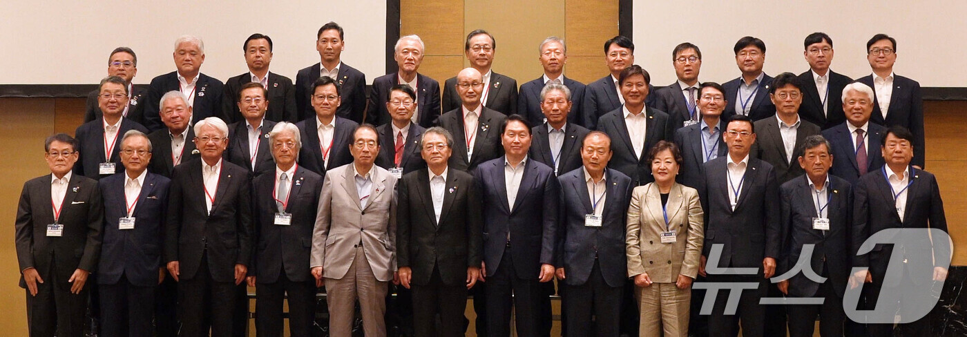 (서울=뉴스1) = 31일 일본 센다이 웨스틴호텔에서  ‘지역에서 열어가는 한일의 미래'를 주제로 열린 ‘제15회 한일상공회의소 회장단 회의’에서 최태원 대한상공회의소 회장과 고바 …