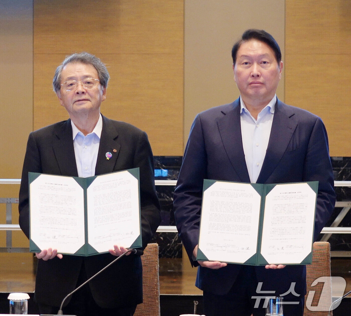 (서울=뉴스1) = 최태원 대한상공회의소 회장과 고바야시 켄 일본상의 회장이 31일 일본 센다이 웨스틴호텔에서  ‘지역에서 열어가는 한일의 미래'를 주제로 열린 ‘제15회 한일상공 …