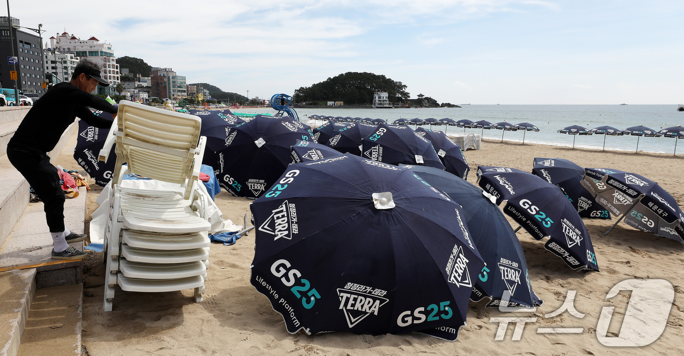 (부산=뉴스1) 윤일지 기자 = 31일 폐장을 앞둔 부산 해운대구 송정해수욕장에서 관계자가 파라솔 등을 정리하고 있다. 2026.8.31/뉴스1