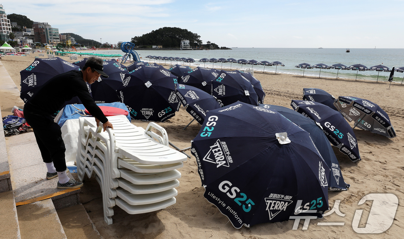 (부산=뉴스1) 윤일지 기자 = 31일 폐장을 앞둔 부산 해운대구 송정해수욕장에서 관계자가 파라솔 등을 정리하고 있다. 2026.8.31/뉴스1