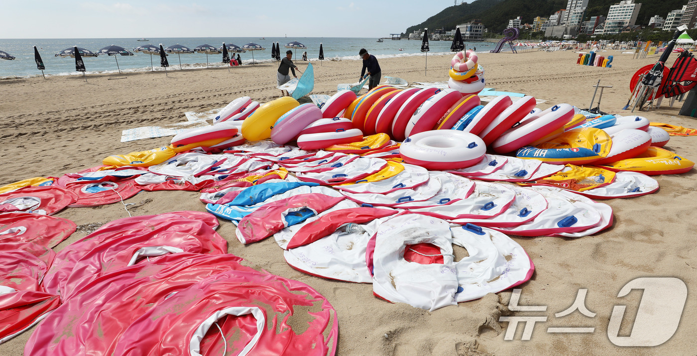 (부산=뉴스1) 윤일지 기자 = 31일 폐장을 앞둔 부산 해운대구 송정해수욕장에서 관계자가 튜브 등 물놀이 용품을 정리하고 있다. 2026.8.31/뉴스1