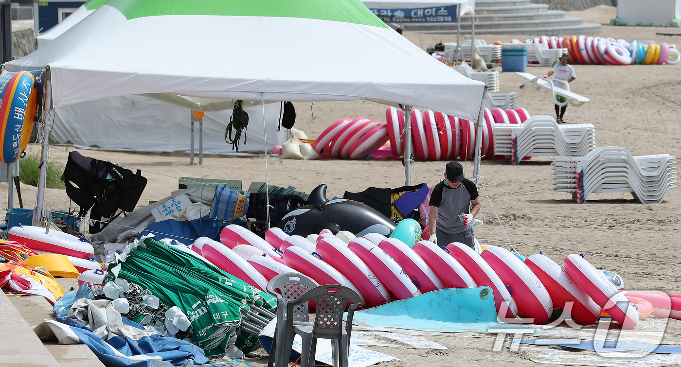 (부산=뉴스1) 윤일지 기자 = 31일 폐장을 앞둔 부산 해운대구 송정해수욕장에서 관계자들이 튜브 등 물놀이 용품을 정리하고 있다. 2026.8.31/뉴스1