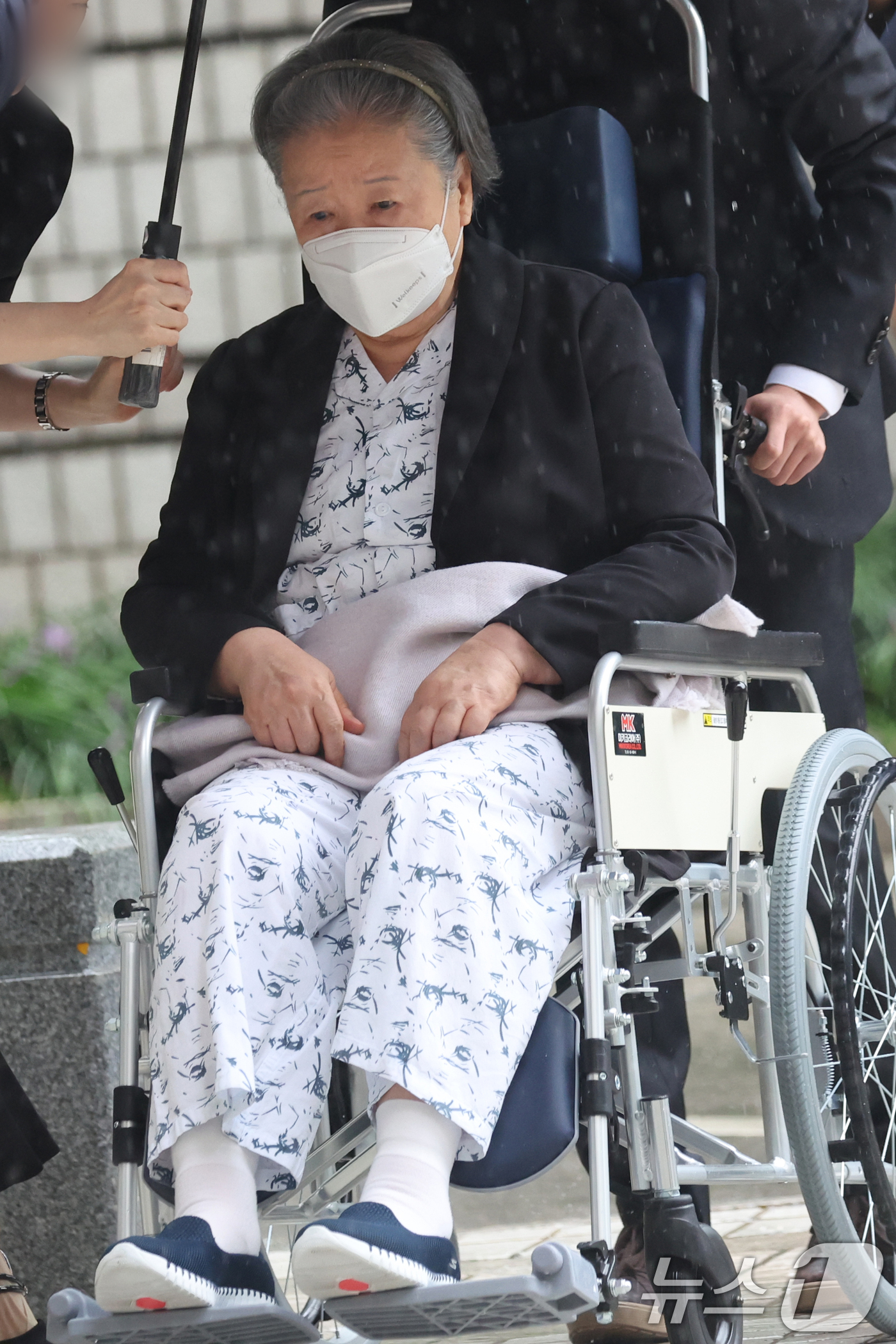 (서울=뉴스1) 김명섭 기자 = 한학자 통일교 총재가 31일 오후 서울 서초구 서울중앙지방법원에서 열린 정치자금법·특정경제범죄가중처벌 등에 관한 법률 위반(횡령) 등 혐의 선고에 …