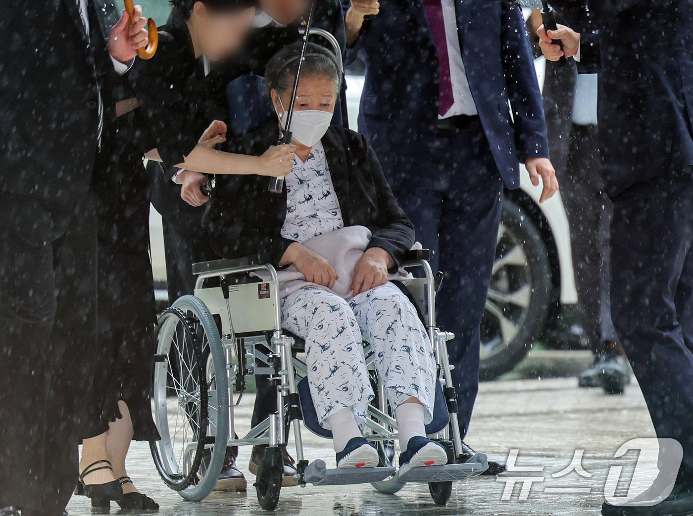 (서울=뉴스1) 김명섭 기자 = 한학자 통일교 총재가 31일 오후 서울 서초구 서울중앙지방법원에서 열린 정치자금법·특정경제범죄가중처벌 등에 관한 법률 위반(횡령) 등 혐의 선고에 …