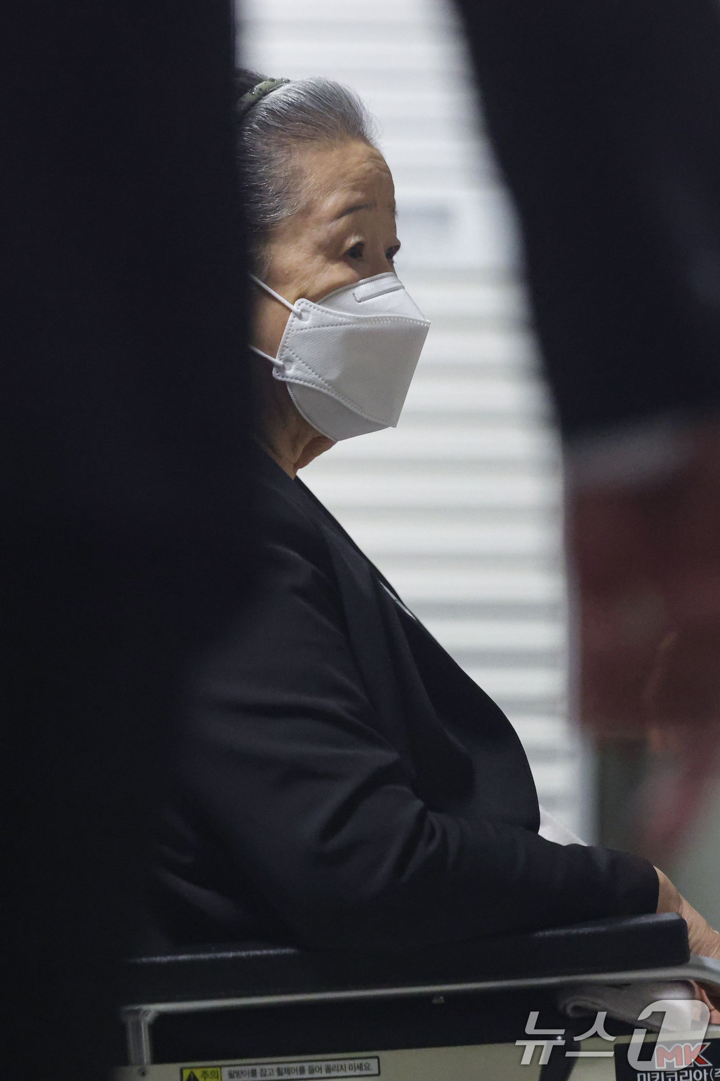 (서울=뉴스1) 김명섭 기자 = 한학자 통일교 총재가 31일 오후 서울 서초구 서울중앙지방법원에서 열린 정치자금법·특정경제범죄가중처벌 등에 관한 법률 위반(횡령) 등 혐의 선고에 …