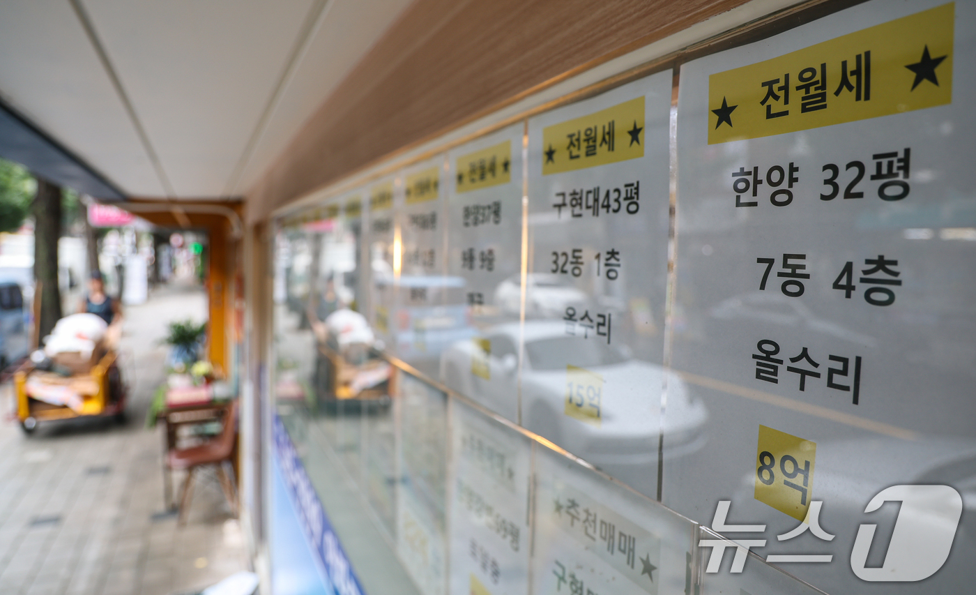 (서울=뉴스1) 김도우 기자 = 31일 서울 강남구의 한 부동산 중개업소에 매물정보가 게시돼 있다.정부가 지난 3일 세제개편안을 공개한 뒤 강남 등 초고가 아파트에서는 세금을 피하 …