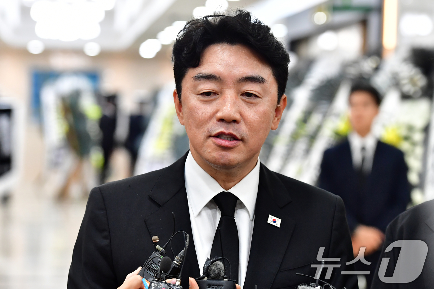 (포항=뉴스1) 최창호 기자 = 강훈식 대통령실 비서실장이 31일 조희대 대법원장 부친상 빈소가 마련되 경북 포항시 남구 포항성모병원 장례식장을 찾아 이재명 대통령의 조문 메시지를 …