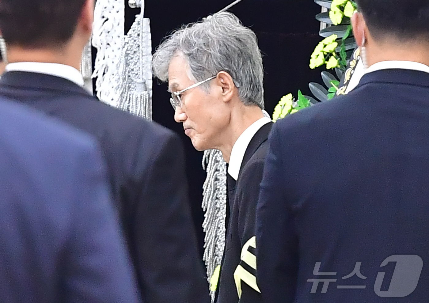 (포항=뉴스1) 최창호 기자 = 조희대 대법원장이 31일 오후 부친의 빈소가 마련된 포항성모병원 장례식장에서 조문을 마친 강훈식 대통령실 비서실장과 인사를 나누고 있다. 2026. …