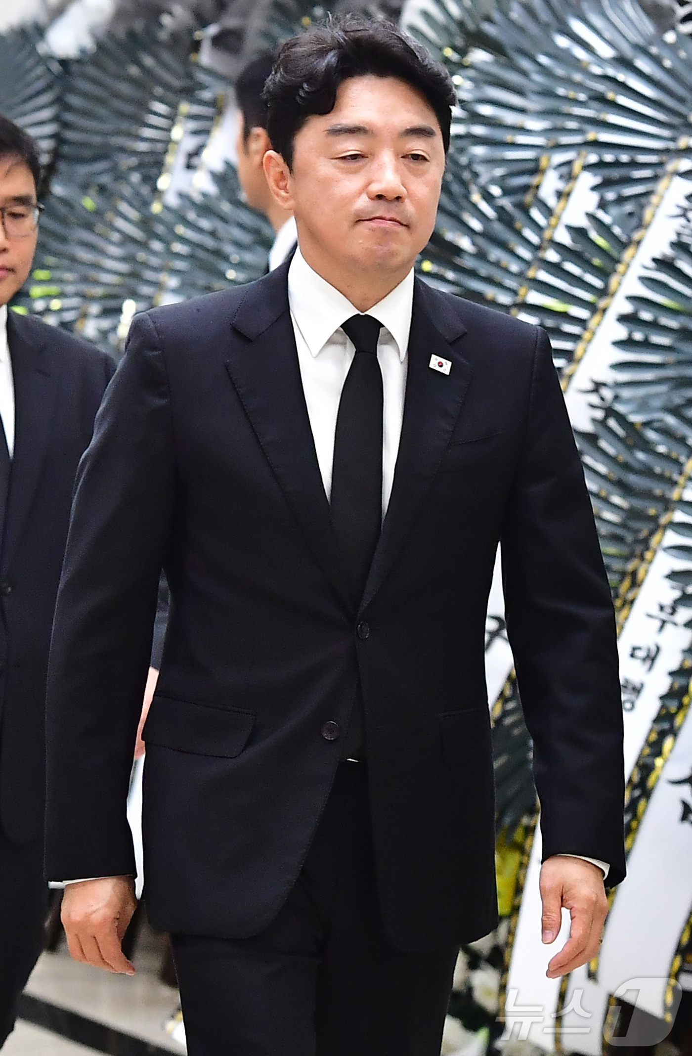 (포항=뉴스1) 최창호 기자 = 강훈식 대통령실 비서실장이 31일 경북 포항시 남구 포항성모병원 장례식장에서 조희대 대법원장 부친상 조문을 마치고 나오고 있다. 2026.8.31/ …