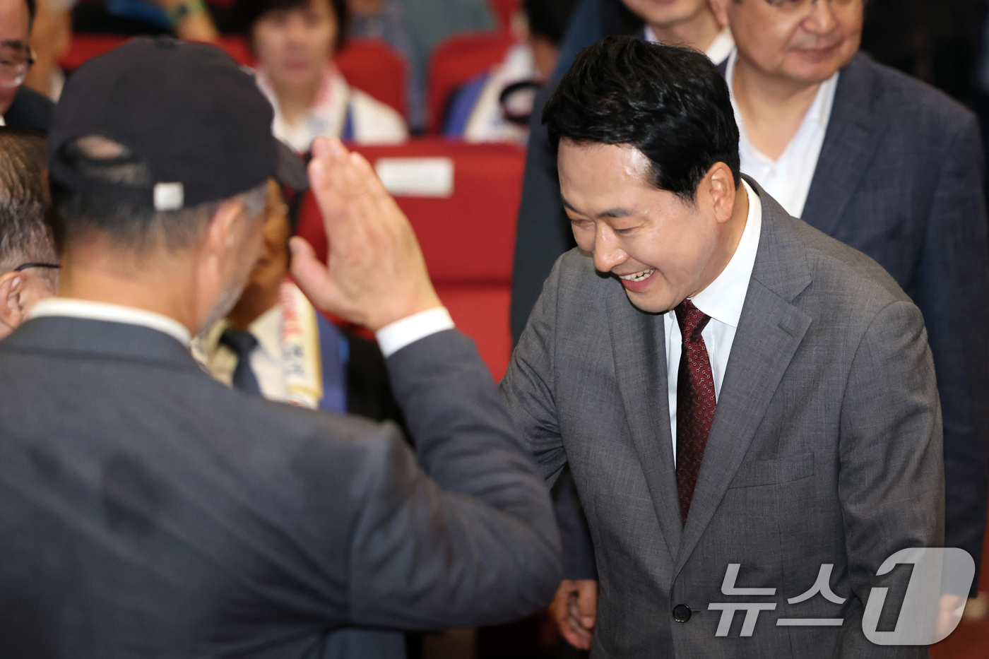 (서울=뉴스1) 황기선 기자 = 장동혁 국민의힘 대표가 31일 오후 서울 여의도 국회 의원회관에서 열린 사관학교 폐교 저지 국민연대 발대식 및 결의대회에서 참석자들과 인사를 나누고 …