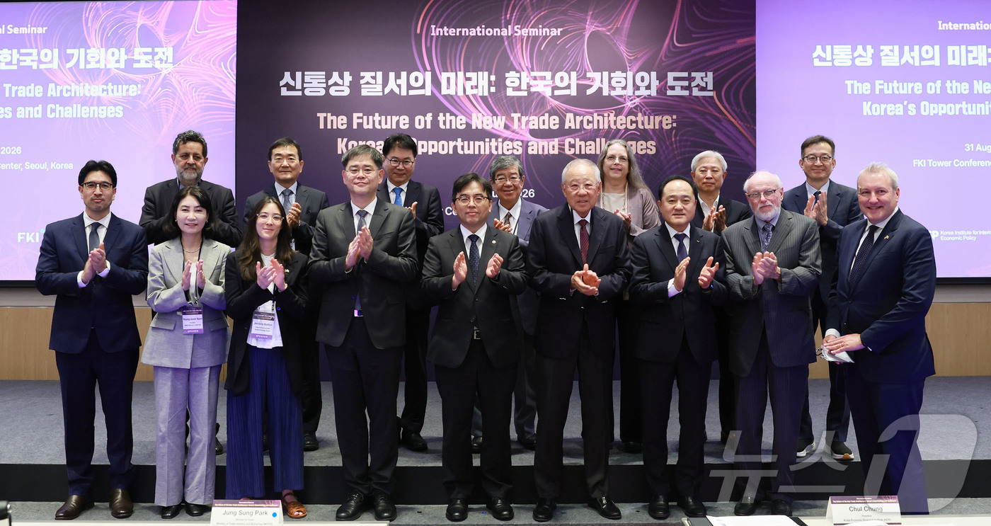 (서울=뉴스1) 윤지오 수습기자 = 류진 한국경제인협회 회장을 비롯한 내빈들이 31일 서울 영등포구 FKI타워에서 열린 '신통상 질서의 미래: 한국의 기회와 도전' 국제 세미나에 …