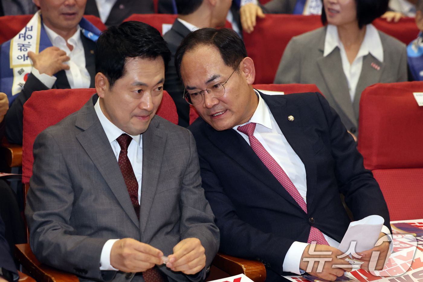 (서울=뉴스1) 황기선 기자 = 국민의힘 장동혁 대표와 임종득 의원이 31일 오후 서울 여의도 국회 의원회관에서 열린 사관학교 폐교 저지 국민연대 발대식 및 결의대회에서 대화를 나 …