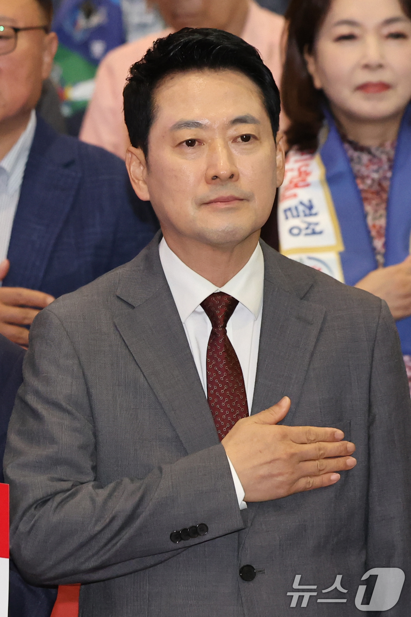 (서울=뉴스1) 황기선 기자 = 장동혁 국민의힘 대표가 31일 오후 서울 여의도 국회 의원회관에서 열린 사관학교 폐교 저지 국민연대 발대식 및 결의대회에서 참석자들과 국민의례를 하 …