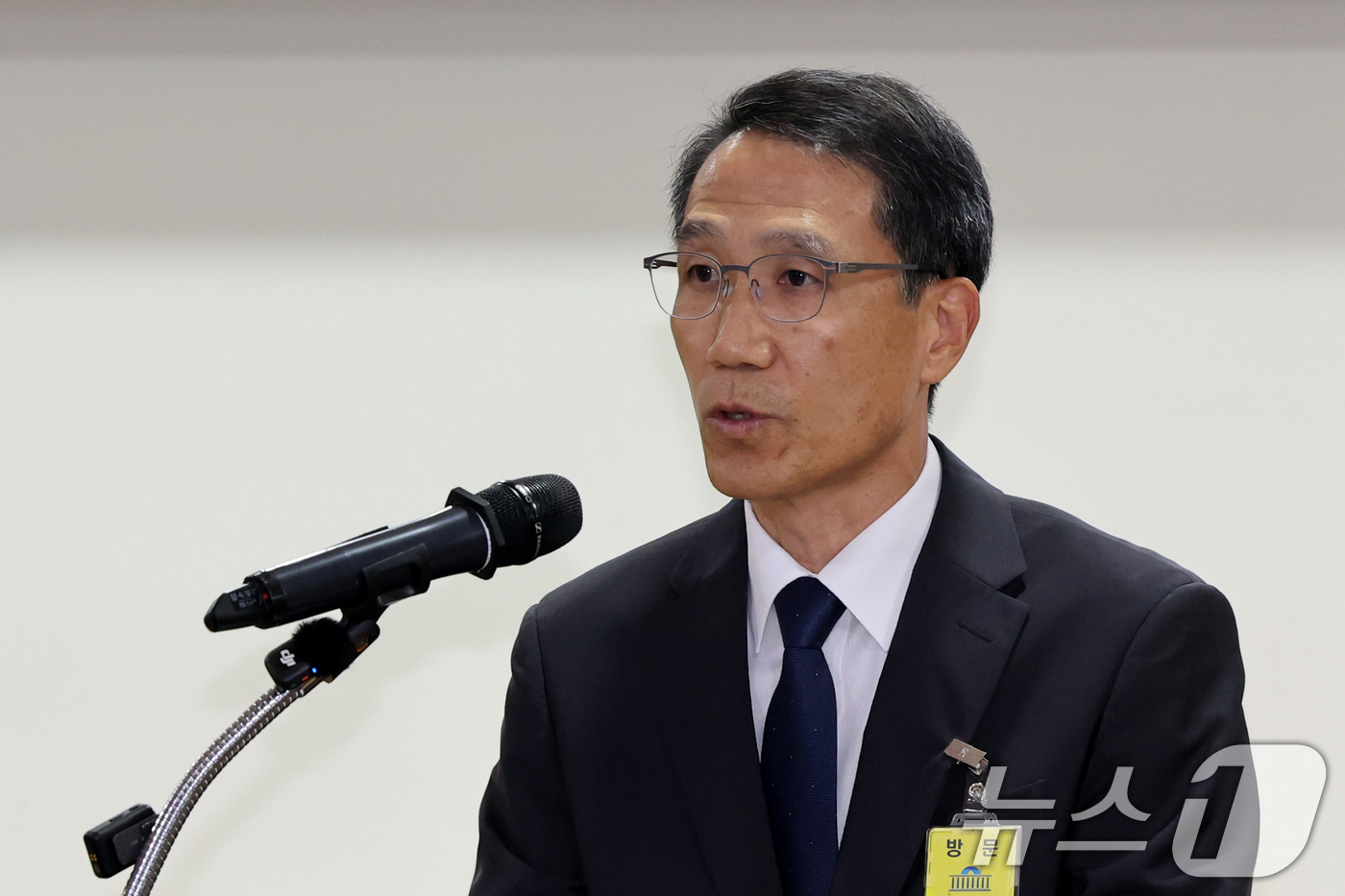 (서울=뉴스1) 황기선 기자 = 유재성 경찰청장 직무대행이 31일 오후 서울 여의도 국회 의원회관에서 열린 경찰의 민주적 통제 및 경찰수사 혁신 정책토론회에서 인사말을 하고 있다. …