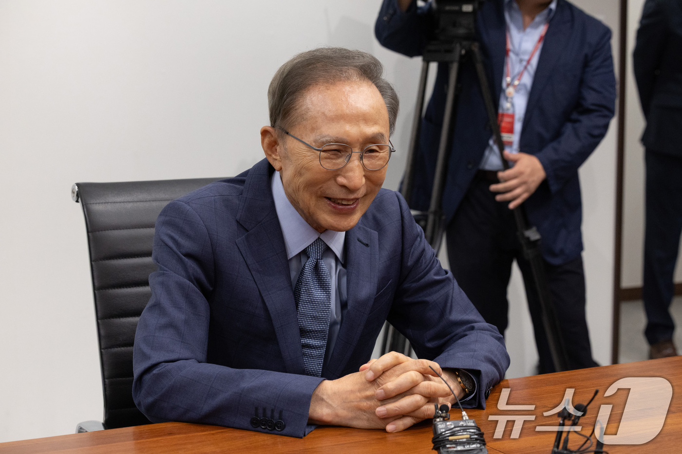 (서울=뉴스1) 국회사진기자단 = 이명박 전 대통령이 31일 서울 서초구 영포빌딩에서 정점식 국민의힘 원내대표를 접견하고 있다. 2026.8.31/뉴스1