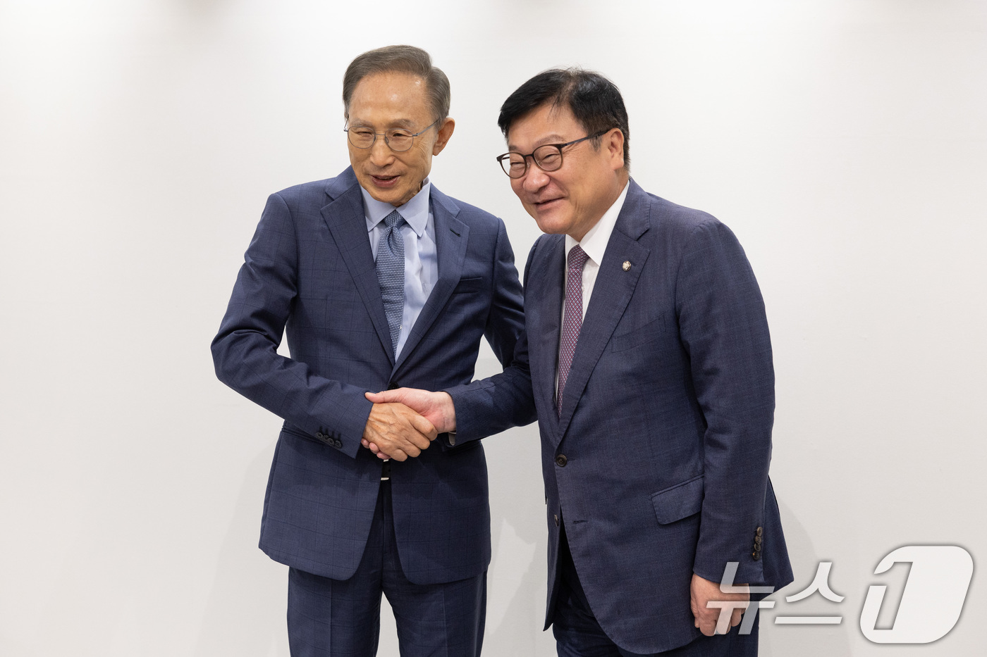 (서울=뉴스1) 국회사진기자단 = 정점식 국민의힘 원내대표가 31일 서울 서초구 영포빌딩에서 이명박 전 대통령을 예방하고 있다. 2026.8.31/뉴스1