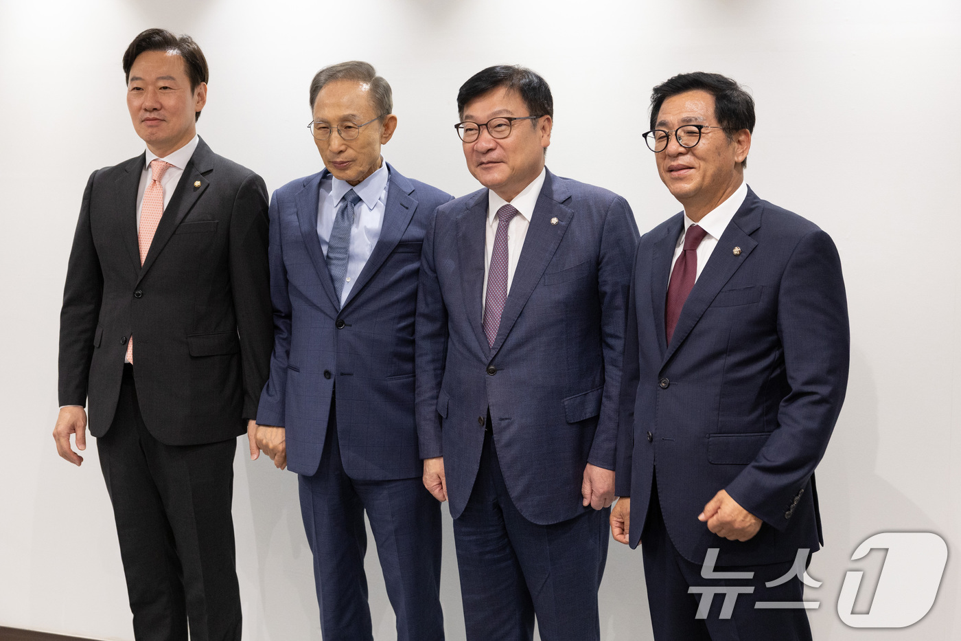 (서울=뉴스1) 국회사진기자단 = 정점식 국민의힘 원내대표가 31일 서울 서초구 영포빌딩에서 이명박 전 대통령을 예방하고 있다.왼쪽부터 박수민 의원, 이명박 전 대통령, 정점식 원 …