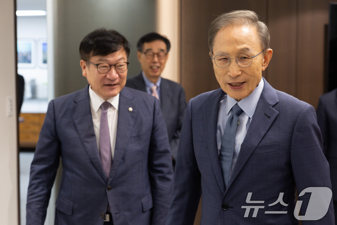 (서울=뉴스1) 국회사진기자단 = 정점식 국민의힘 원내대표가 31일 서울 서초구 영포빌딩에서 이명박 전 대통령을 예방하고 있다. 2026.8.31/뉴스1