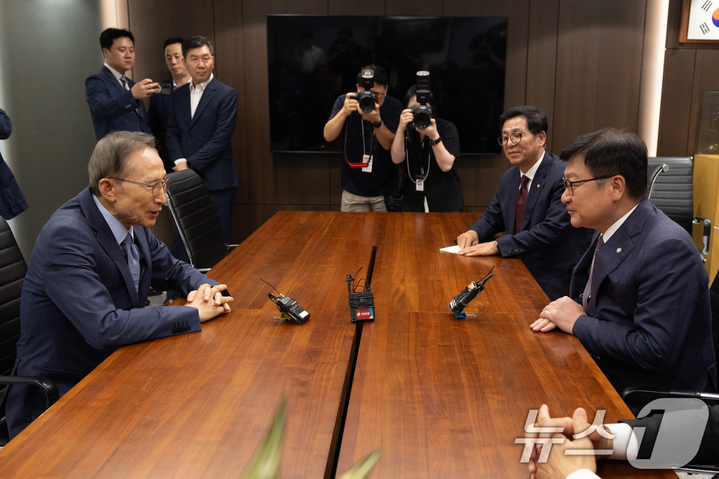 (서울=뉴스1) 국회사진기자단 = 정점식 국민의힘 원내대표가 31일 서울 서초구 영포빌딩에서 이명박 전 대통령을 예방하고 있다. 2026.8.31/뉴스1