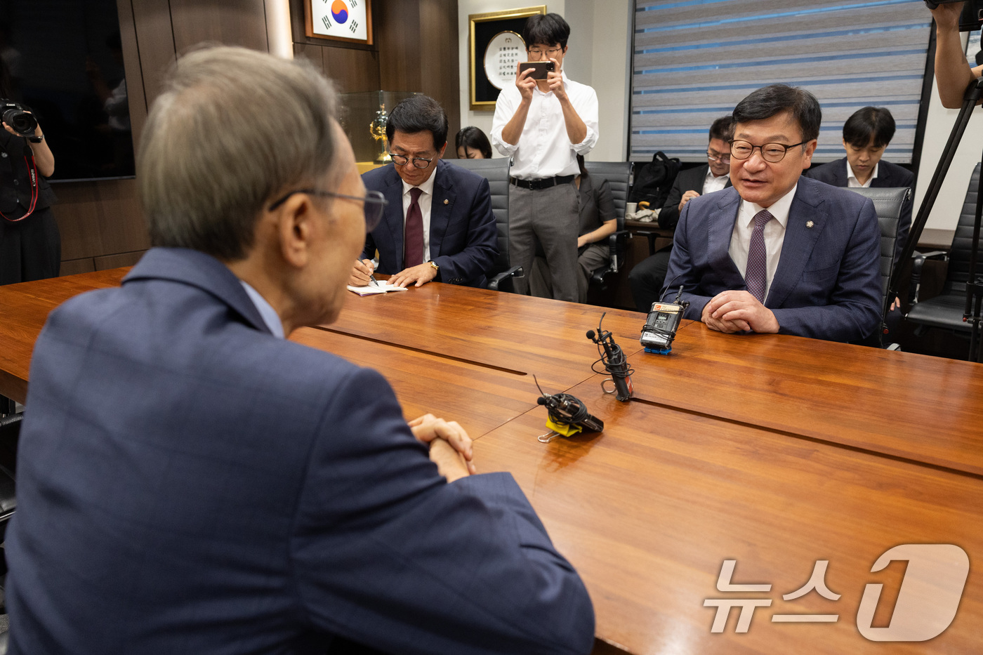 (서울=뉴스1) 국회사진기자단 = 정점식 국민의힘 원내대표가 31일 서울 서초구 영포빌딩에서 이명박 전 대통령을 접견하고 있다. 2026.8.31/뉴스1