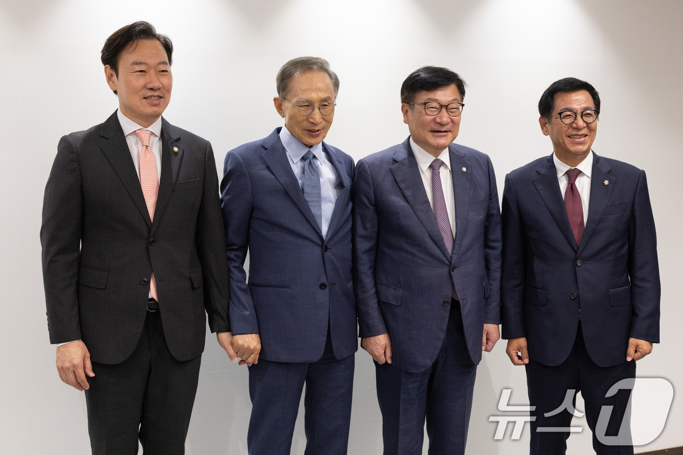 (서울=뉴스1) 국회사진기자단 = 정점식 국민의힘 원내대표가 31일 서울 서초구 영포빌딩에서 이명박 전 대통령을 예방하고 있다.왼쪽부터 박수민 의원, 이명박 전 대통령, 정점식 원 …