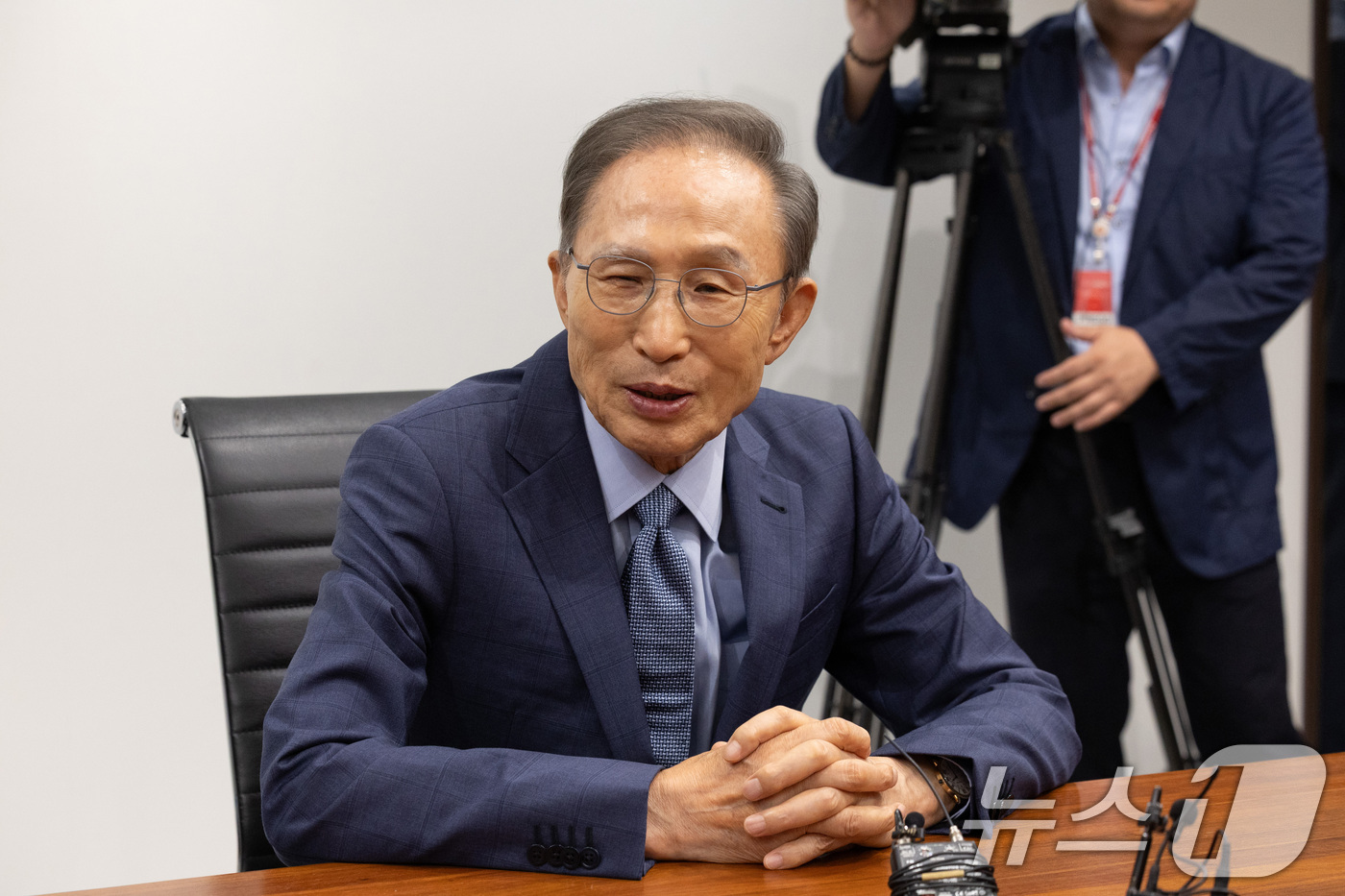 (서울=뉴스1) 국회사진기자단 = 이명박 전 대통령이 31일 서울 서초구 영포빌딩에서 정점식 국민의힘 원내대표를 접견하고 있다. 2026.8.31/뉴스1