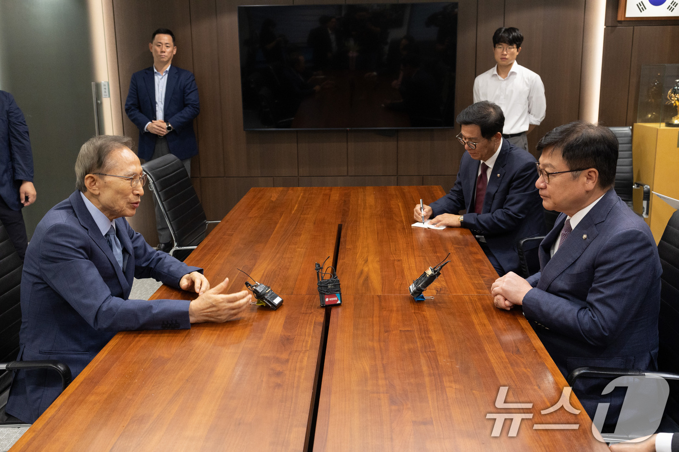 (서울=뉴스1) 국회사진기자단 = 정점식 국민의힘 원내대표가 31일 서울 서초구 영포빌딩에서 이명박 전 대통령을 접견하고 있다. 2026.8.31/뉴스1