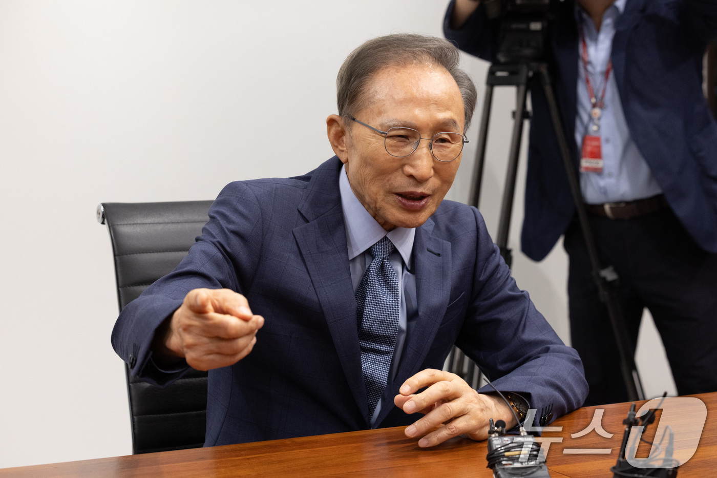 (서울=뉴스1) 국회사진기자단 = 이명박 전 대통령이 31일 서울 서초구 영포빌딩에서 정점식 국민의힘 원내대표를 접견하고 있다. 2026.8.31/뉴스1